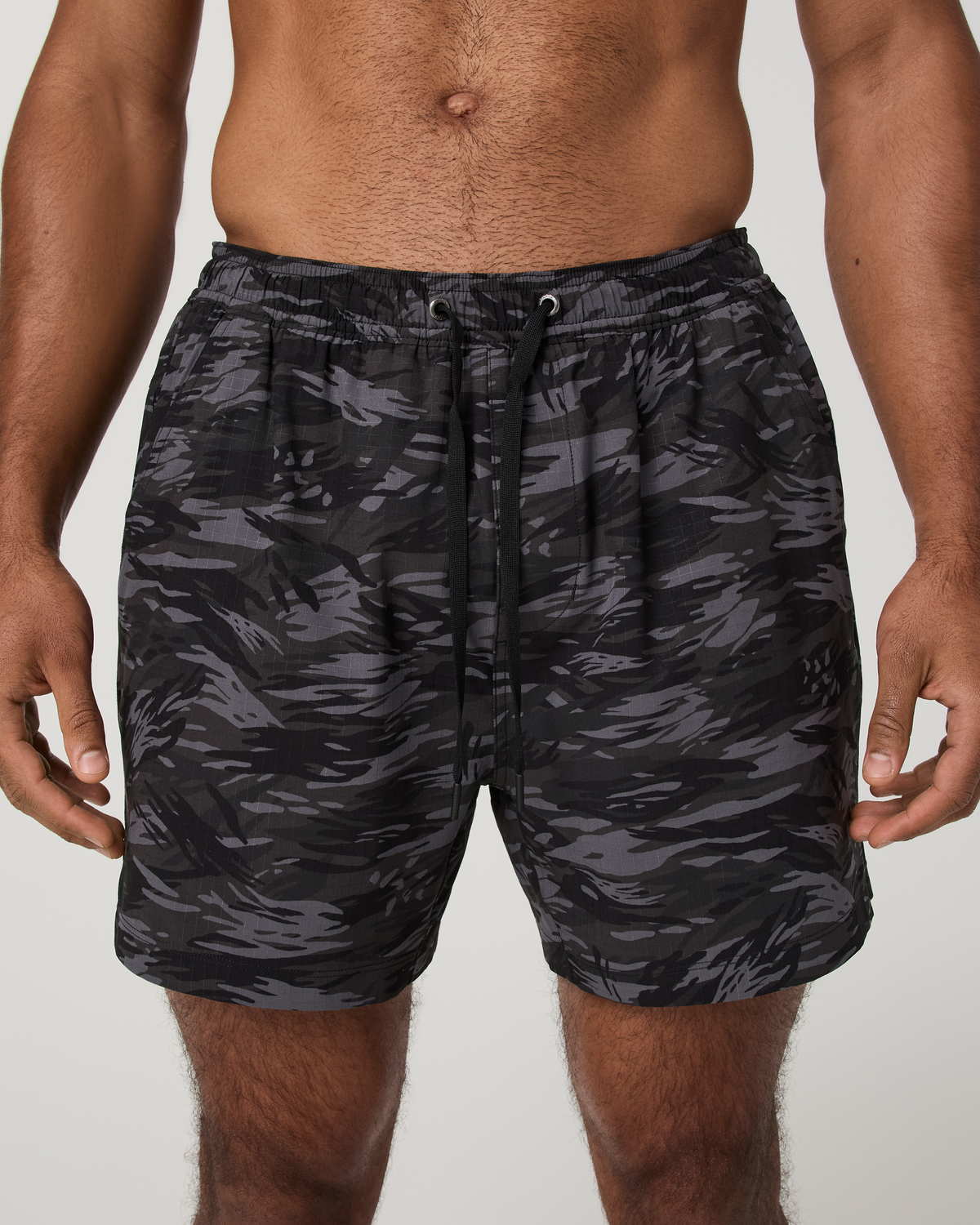 Vuori HardKore Short Lined 5" | Black Riptide Camo