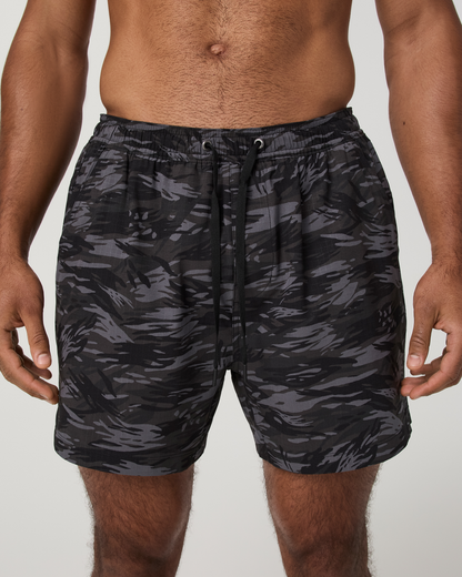 Vuori HardKore Short Lined 5" | Black Riptide Camo