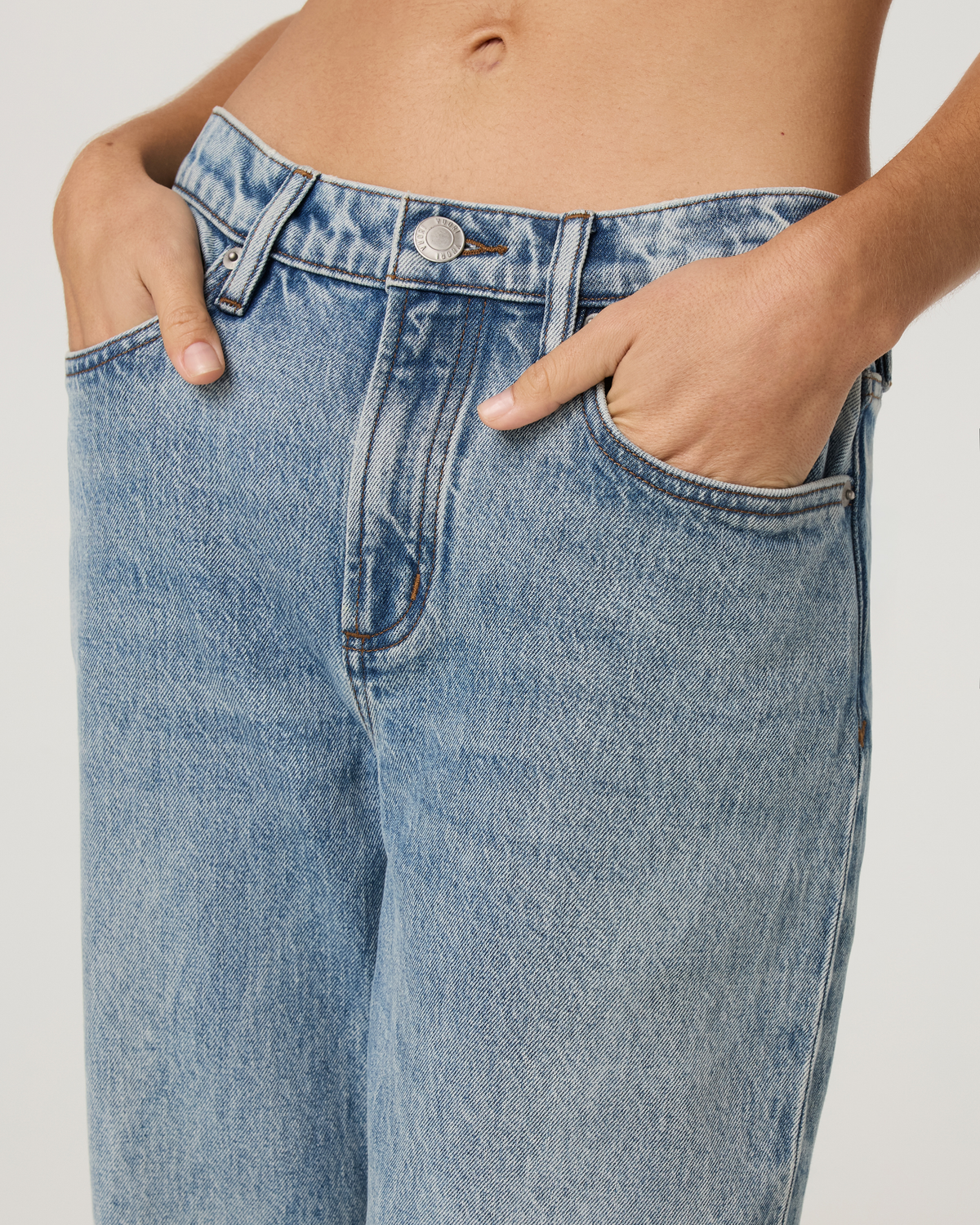 Women's Vuori Vintage Straight Leg Jean 30" | Light Wash Indigo Denim